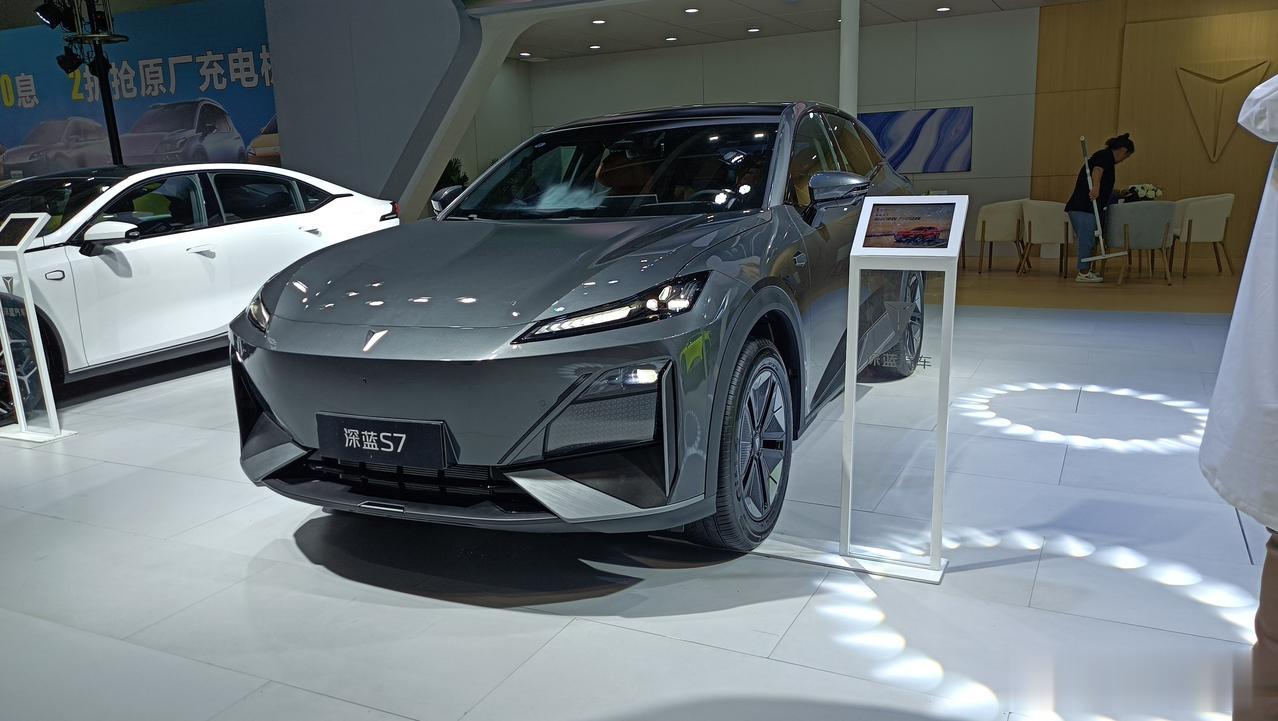 #深蓝S7超级增程超级省# 深蓝S7：舒享出行，尽在掌握！深蓝S7的内饰设计充满