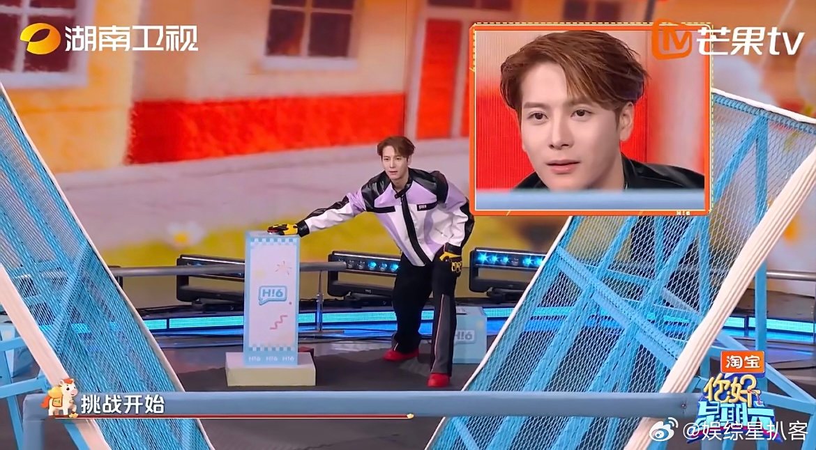 王嘉尔这一跳给李雪琴吊成翘嘴 王嘉尔抢花腾空跳超帅，递花给李雪琴瞬间，雪琴笑成翘