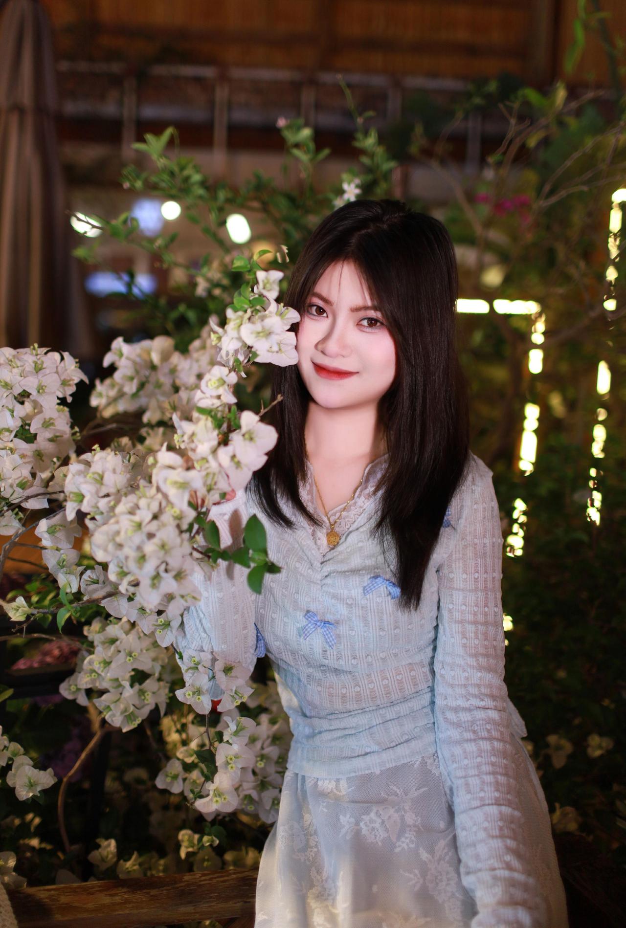 春日的夜晚，风大有些凉。仍然挡不住小姐姐拍照的热情。碎花裙 浪漫的白色连衣裙 气