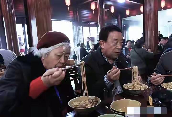 老戏骨高明吃的是什么面，看上去非常好吃的样子
