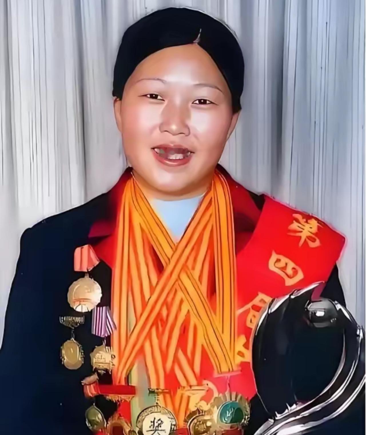 她父亲逼着19岁的她嫁给恩人的儿子，她哭闹7天，忽然放弃逃跑，终于认命，谁料，3