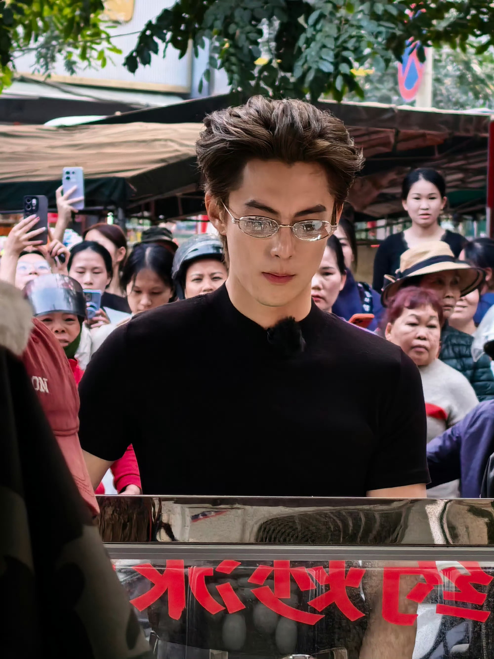 这个王鹤棣帅成啥样了我天大背头+黑T+迷 彩裤+眼镜，斯 文 败 类 感的角色请