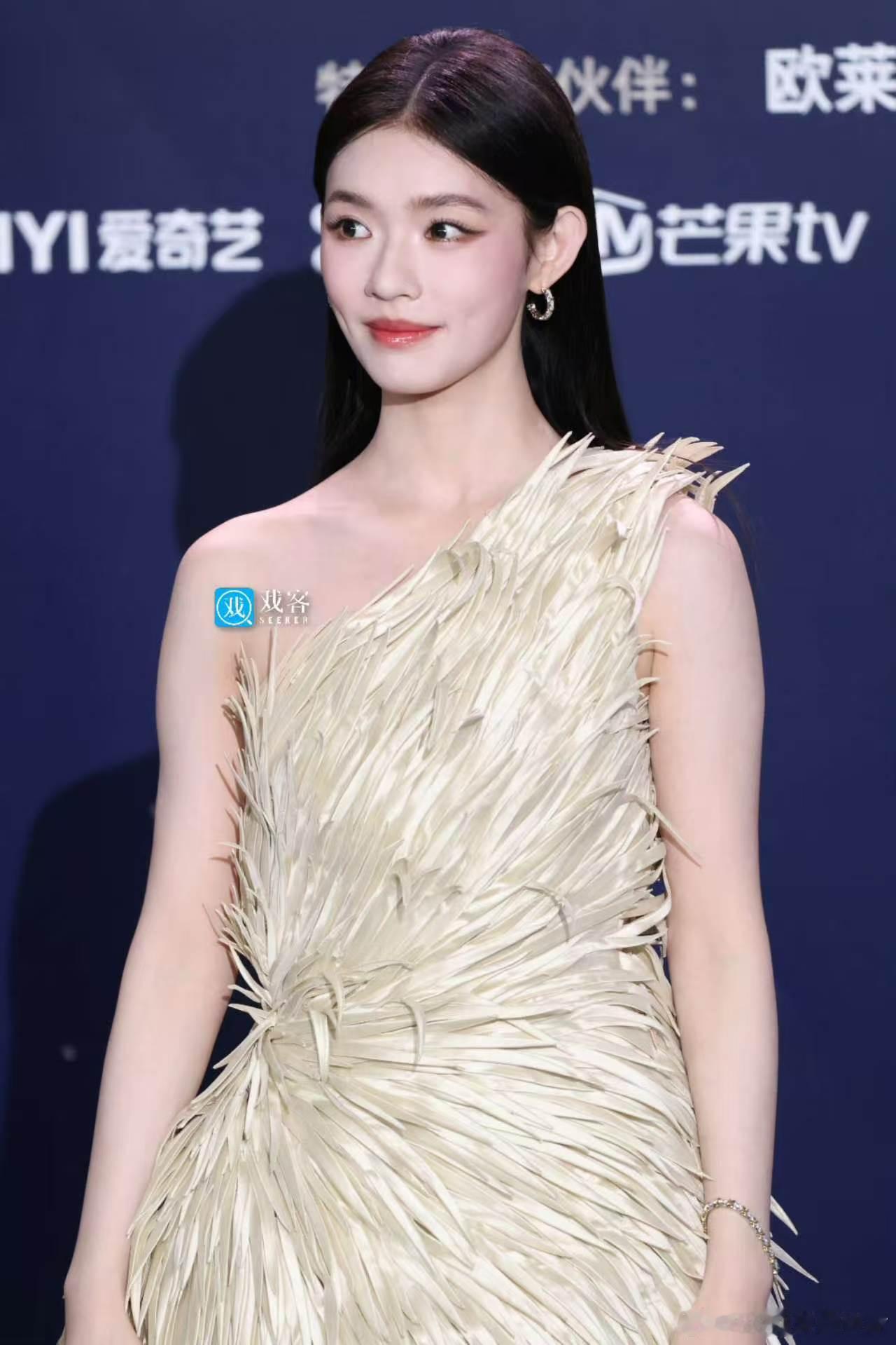 林允红毯有真孔雀求偶 红毯上见过比美的、比贵的，第一次见比到真孔雀开口的。林允这