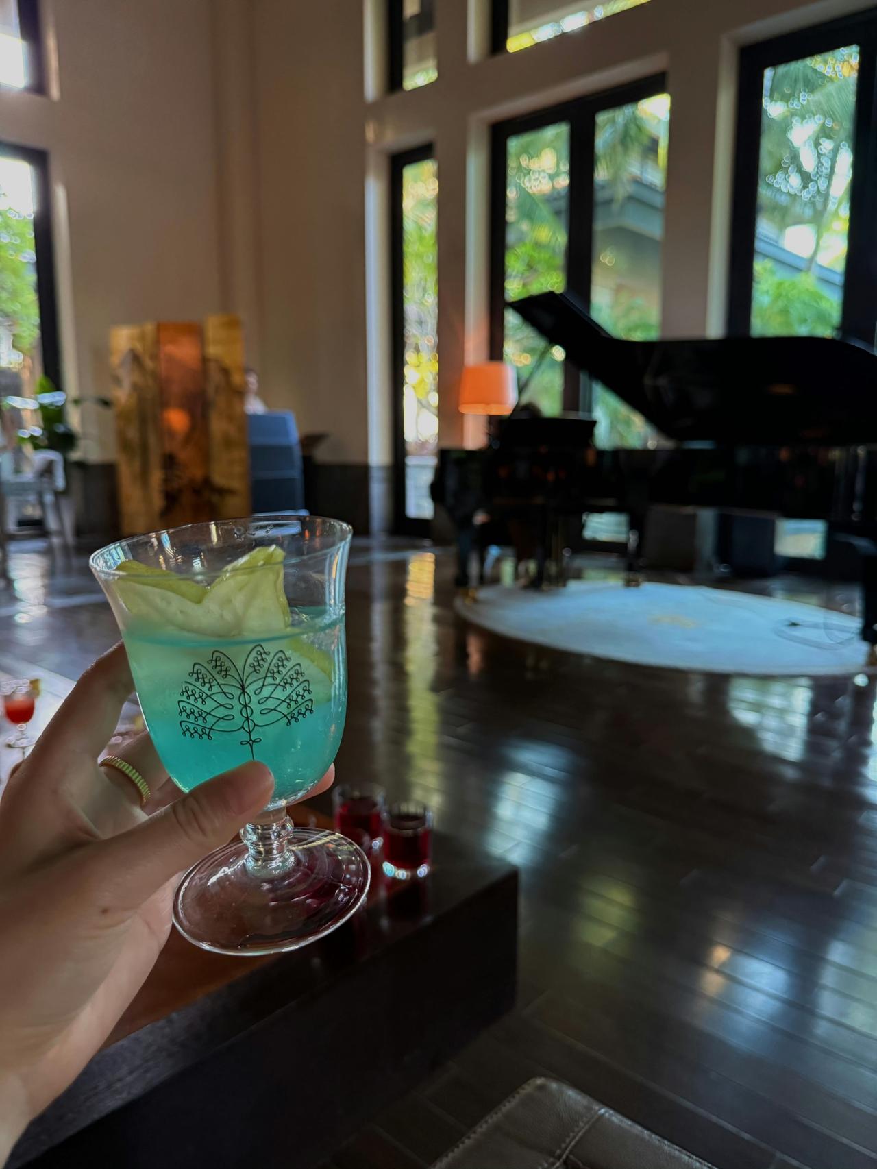 人贵自静  、不同圈层 ，不同教养  ，不向下兼容  ，保护磁场  ，珍爱自己”