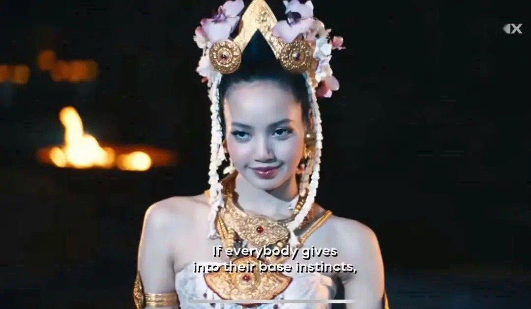 近日发现 Lisa 的脑门似乎格外抢镜，不禁让人猜测这是否是处于植完发际线后的恢