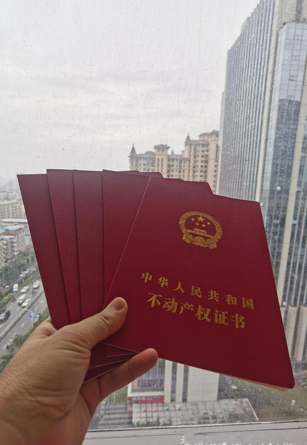 他带着五本房产证上门，说借二十万周转。
你一看，银行早把他的房榨干了，剩的那点钱
