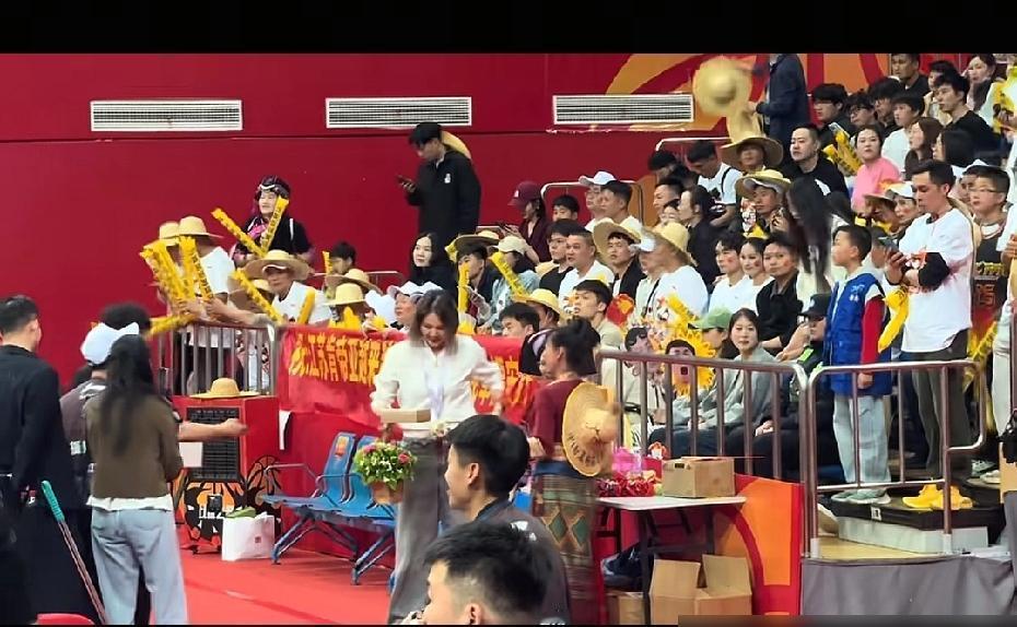 国家队直接把他退货，理由是1米83的身高，防守万人捅，这个叫庞峥麟的年轻后卫，在