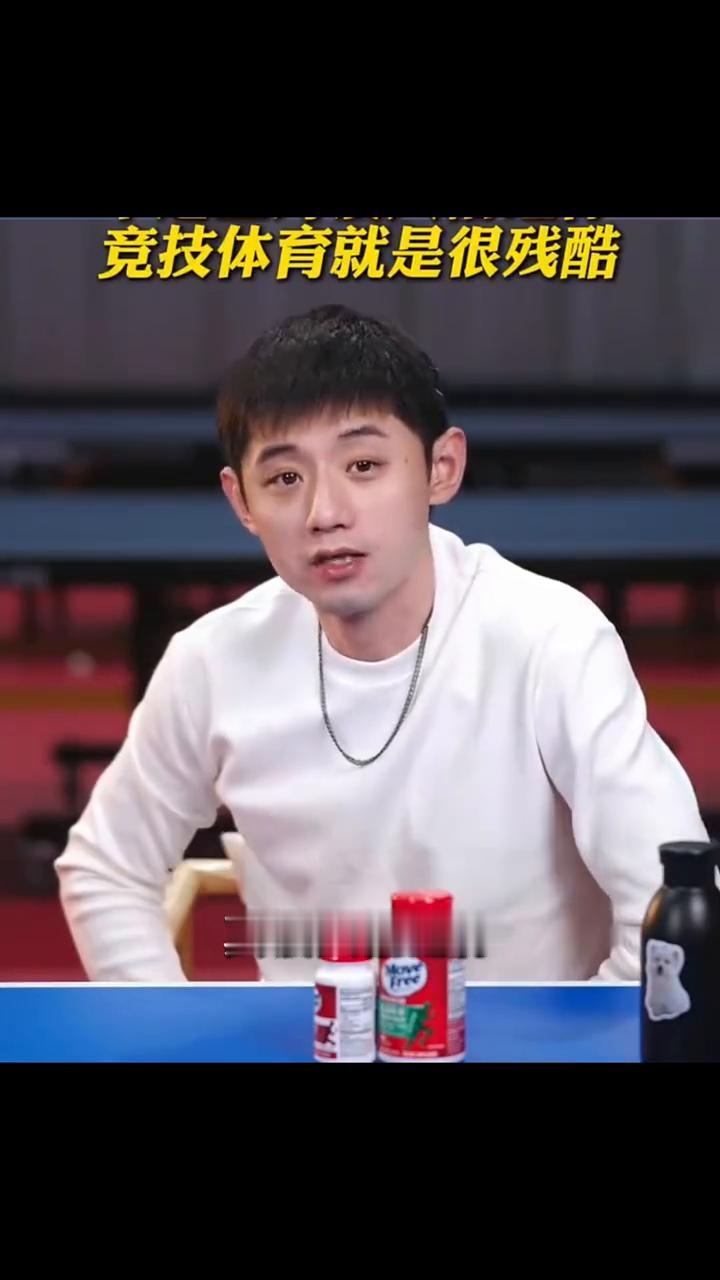 我在队里打主力之前说实话没人搭理你，真没人搭理你去医务室做个治疗都费半天劲。因为