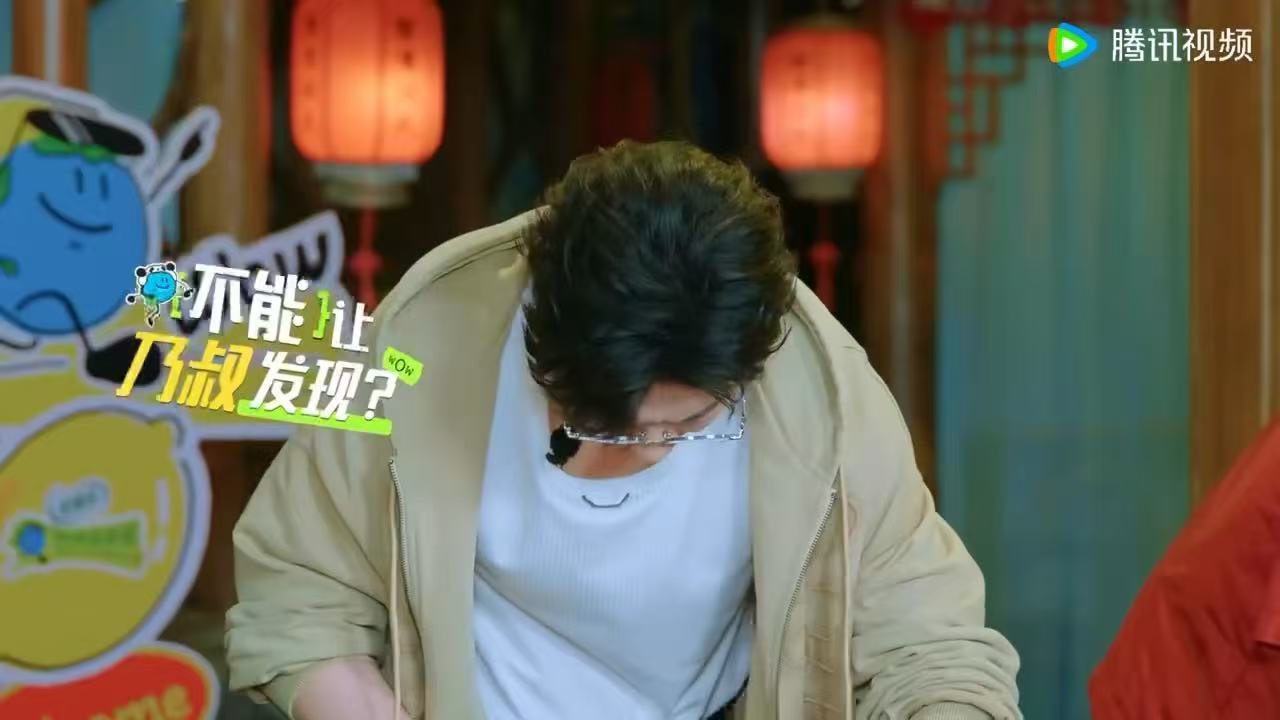林一密谋偷吃火锅找陈星旭，两人自以为声控满分，刘宇宁切菜旁听笑而不语，临了来一句