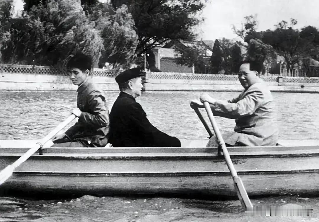 1952年中南海，毛主席亲自为程潜划船泛舟，尽显领袖胸襟与温情。