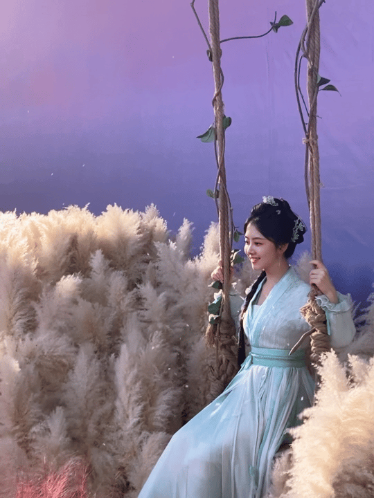 谁懂谭松韵这个荡秋千镜头谭松韵《逍遥》荡秋千太美啦！水蓝古装配麻花辫，在粉黛草海