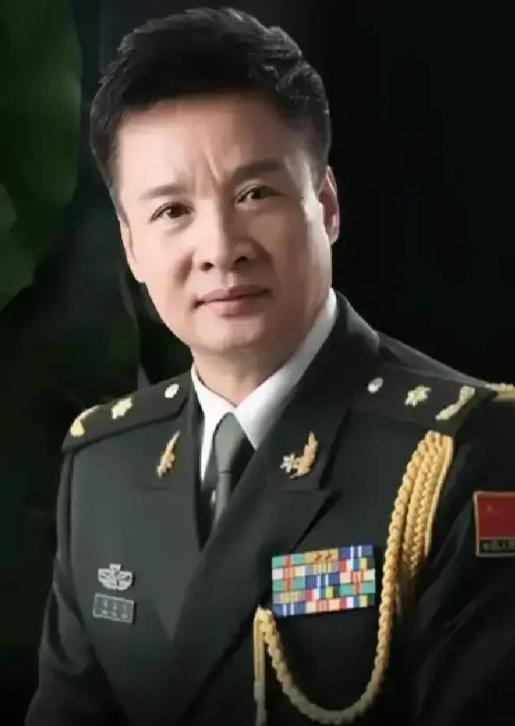 阎晶晶抹着眼泪进门时，阎维文正坐在客厅看报纸。他并未急着开口盘问，也没起身去扶，