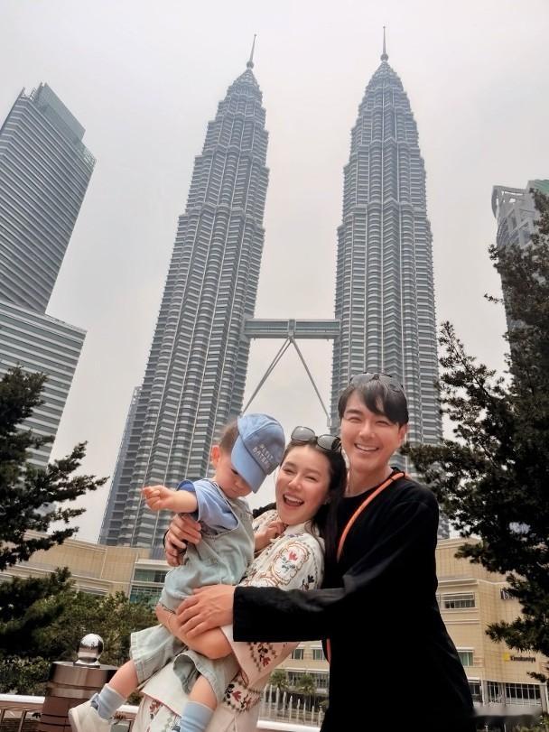 藝人黃翠如與蕭正楠結婚多年感情甜蜜，日前二人帶同寶貝兒子「蕭哈哈」首次挑戰搭飛機