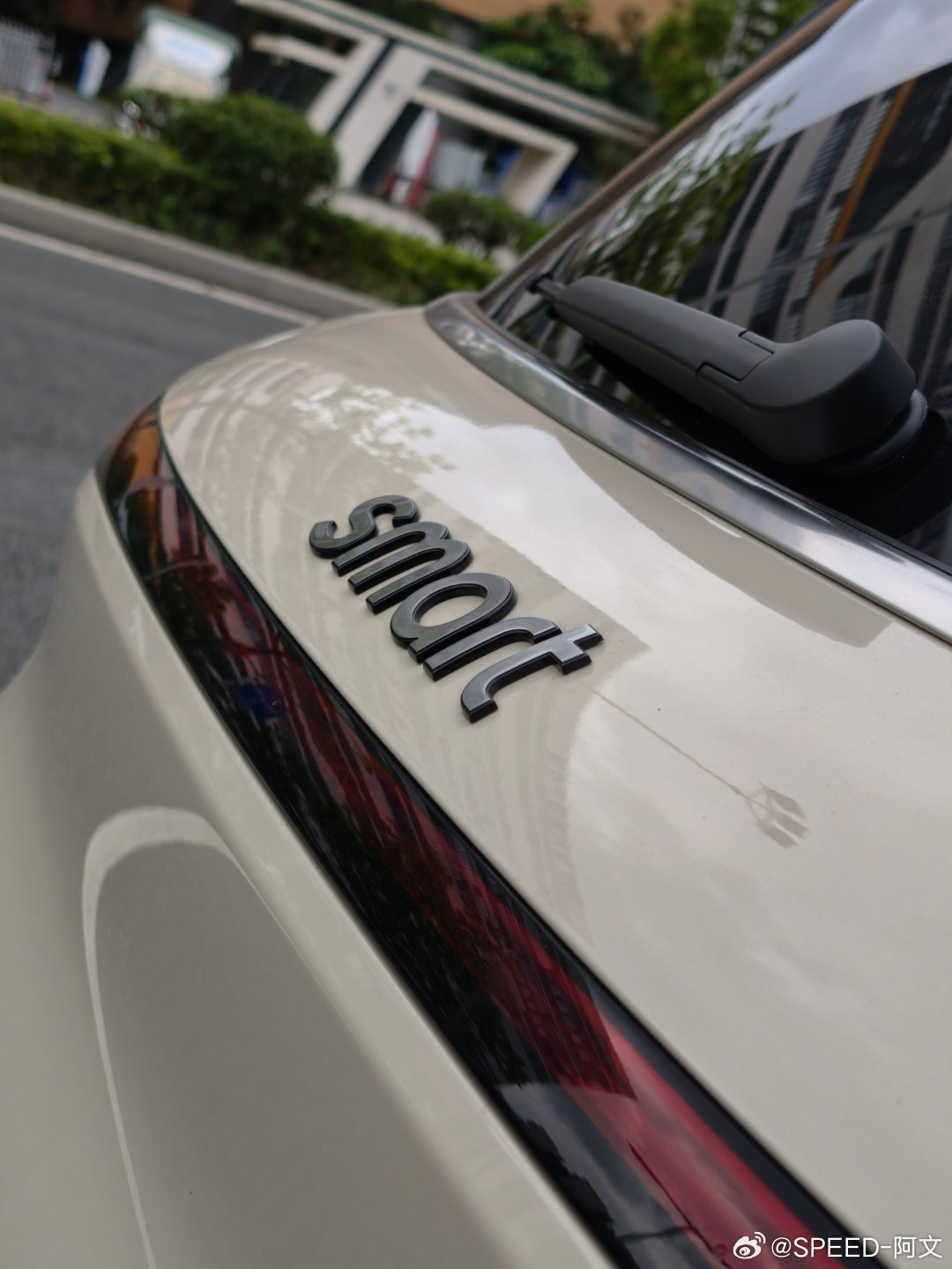 想不到这台精灵1还挺运动的转向快而沉、手感也是我开过新能源里算很重的。刹车脚感建