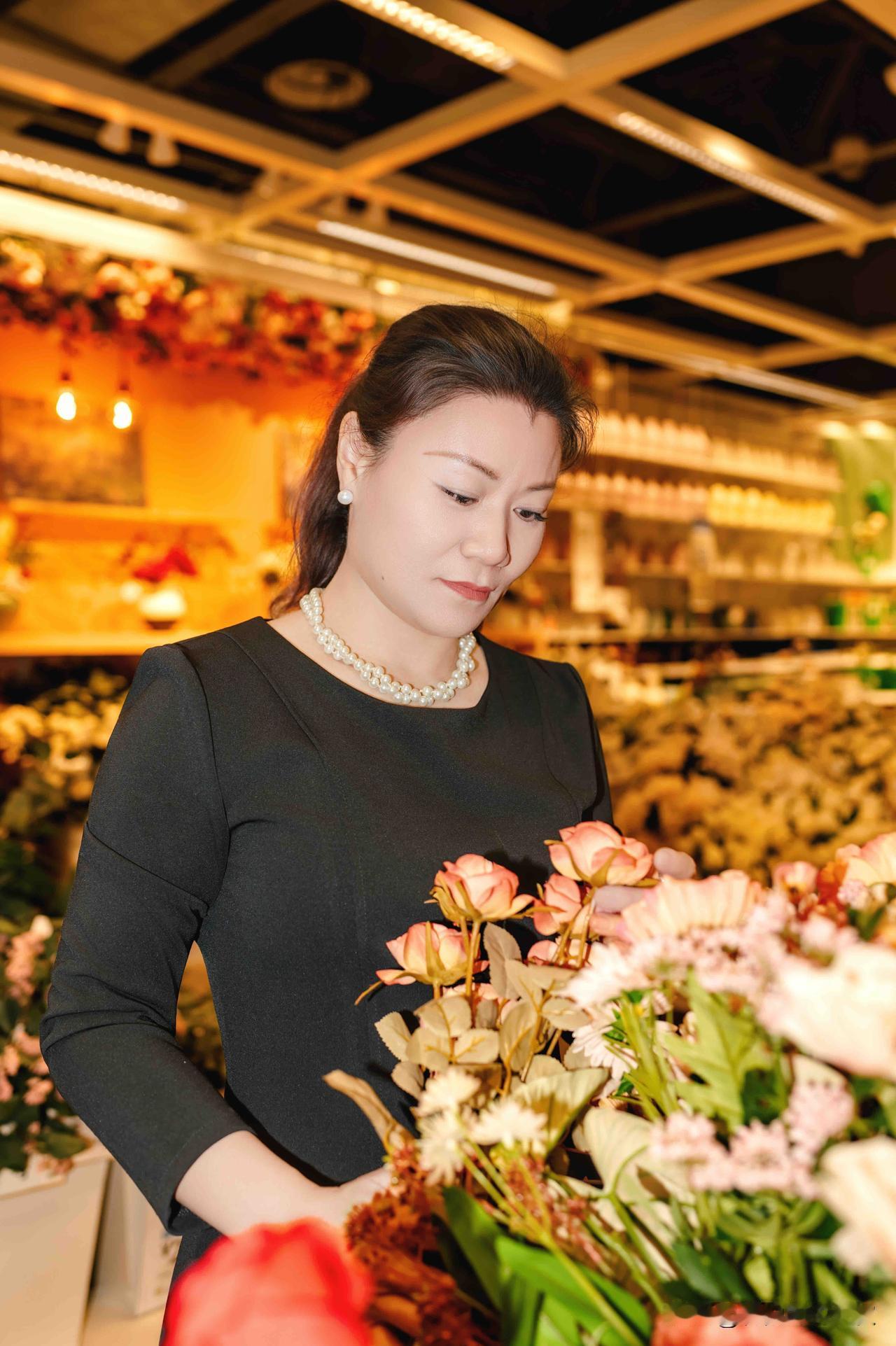 越来越喜欢35毫米定焦，虽然有些不好掌控但她的优点还是不少的。
1. 焦段优势：