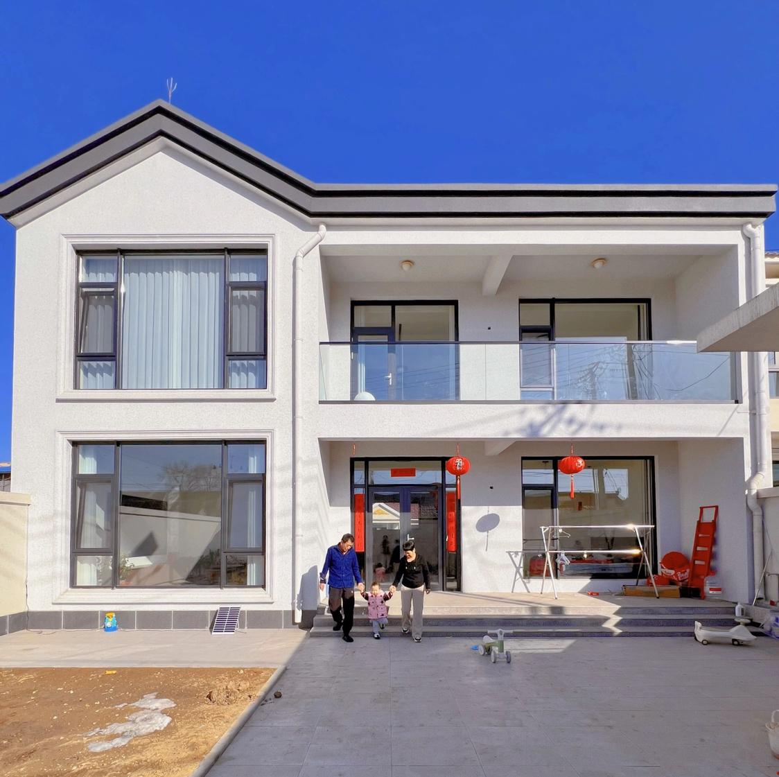 1套“挑不出毛病”的两层自建房[发怒][发怒]
外观是现代简约风格，
看一眼，就