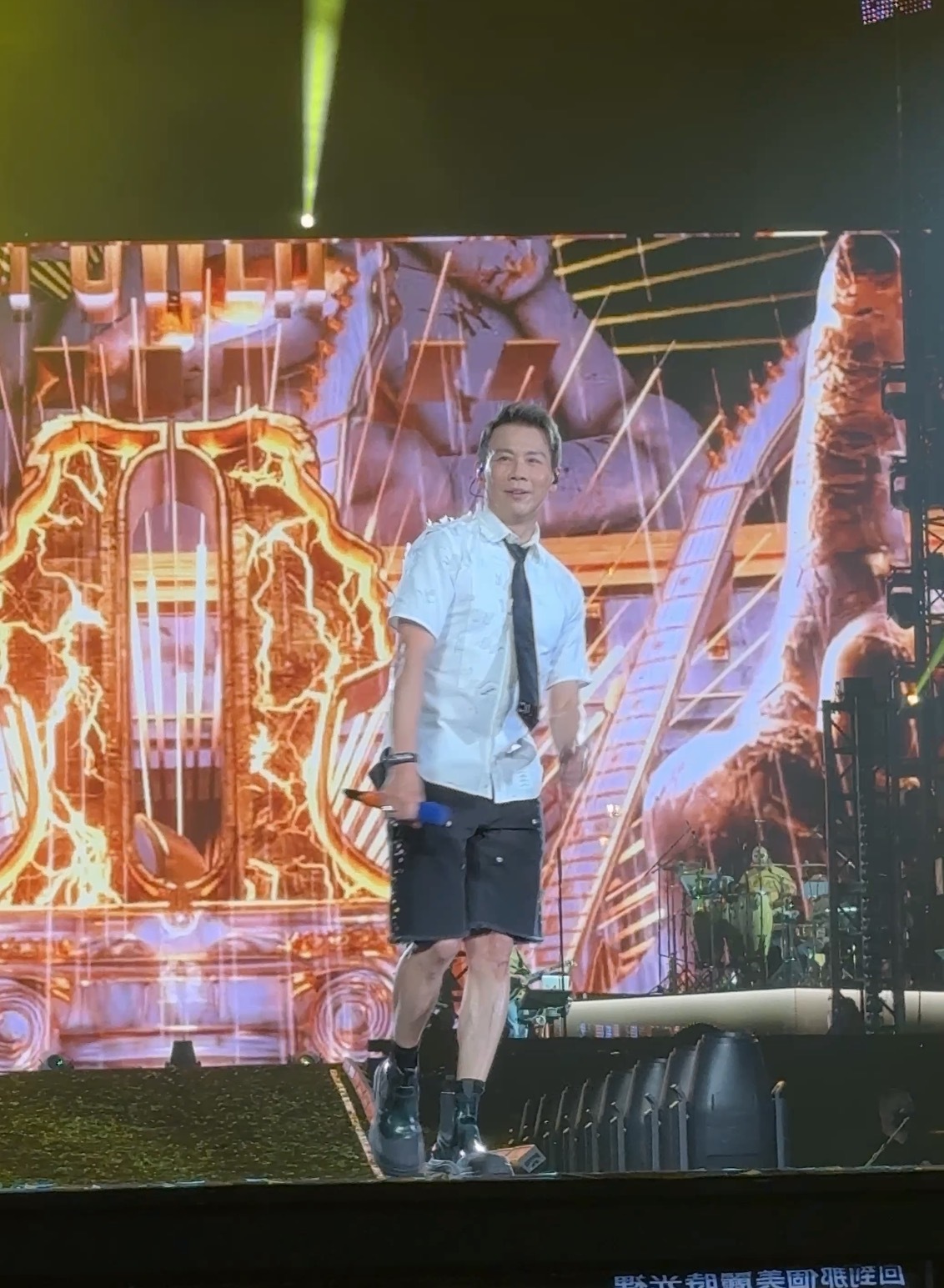 这竟然是陶喆 救命，哥你明明可以靠实力，怎么还搞这套颜值暴击。白衬衫短裤一上身，