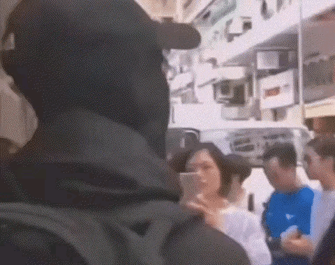 香港黄暴期间，曱甴上一秒气焰嚣张，一旦曝光瞬间暴露港怂本色。现在网上的公知喷子1