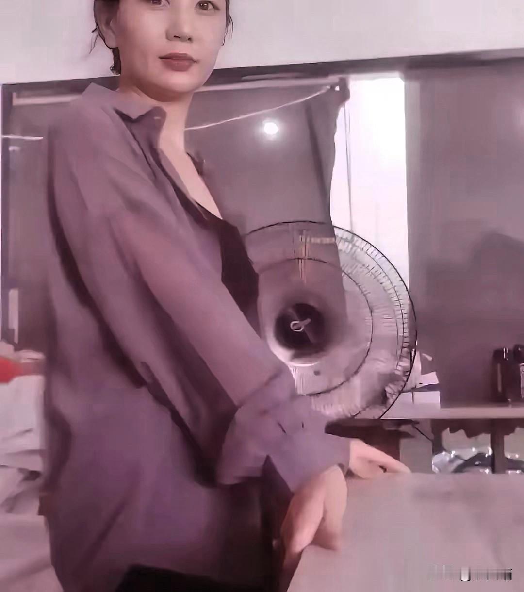 当爱情跨越了27岁的年龄鸿沟，
是惊世骇俗还是冷暖自知？
厂区里这对特殊情侣的故