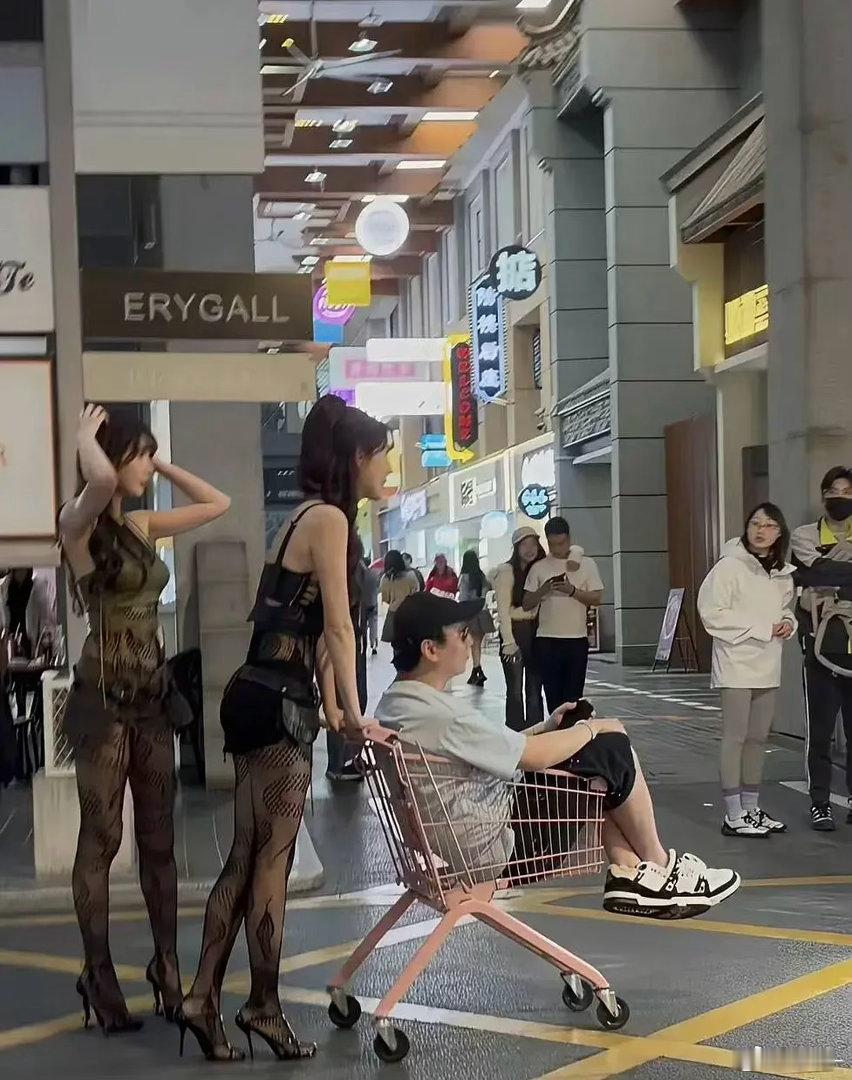 网友在街头偶遇一个眼熟的人 