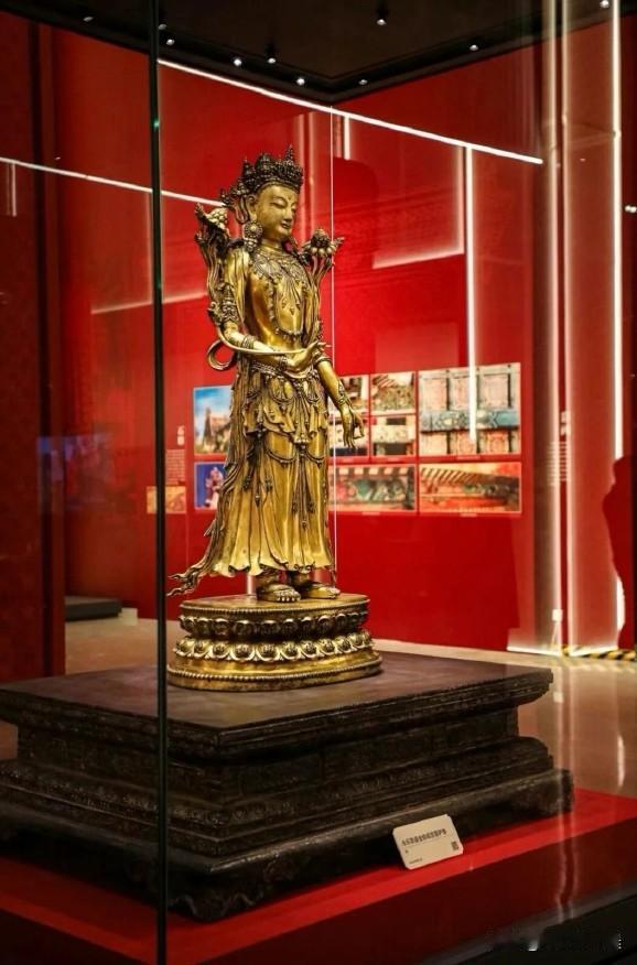 国家一级明代文物上竟出现“TCL电视”字样。在“高原丝路 瞿昙之光”展览上，永乐