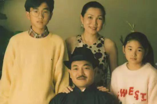 刘恺威长得像他母亲，他母亲是美女一枚，他很靓仔。看得出来他父母以他为荣，他父亲看