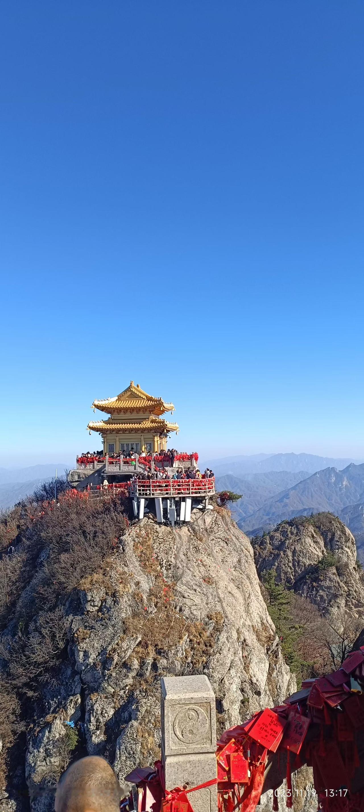 梦境虚幻缥缈，现实真切滚烫。梦里万般顺遂终究是泡影，脚踏实地面对生活，珍惜眼前点