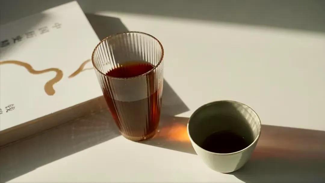 长期喝白开水与长期喝茶，哪个更健康？
在探讨长期喝白开水与长期喝茶哪个更健康的问