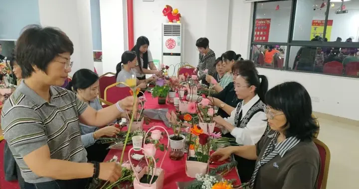 中国人寿南靖县支公司开展母亲节花篮DIY暨防范非法集资宣传活动