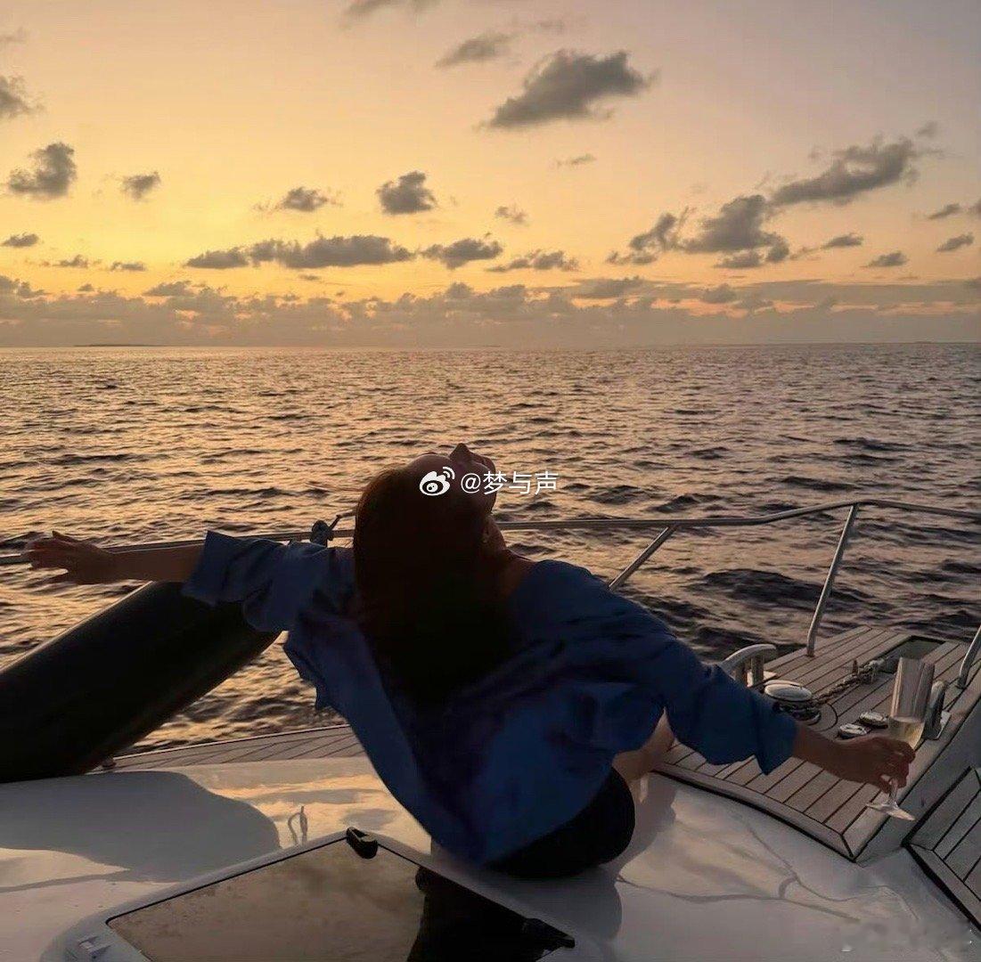 赵今麦出片率超高的拍照方式 让风成为你的造型师！看赵今麦的照片，风吹发丝满是故事