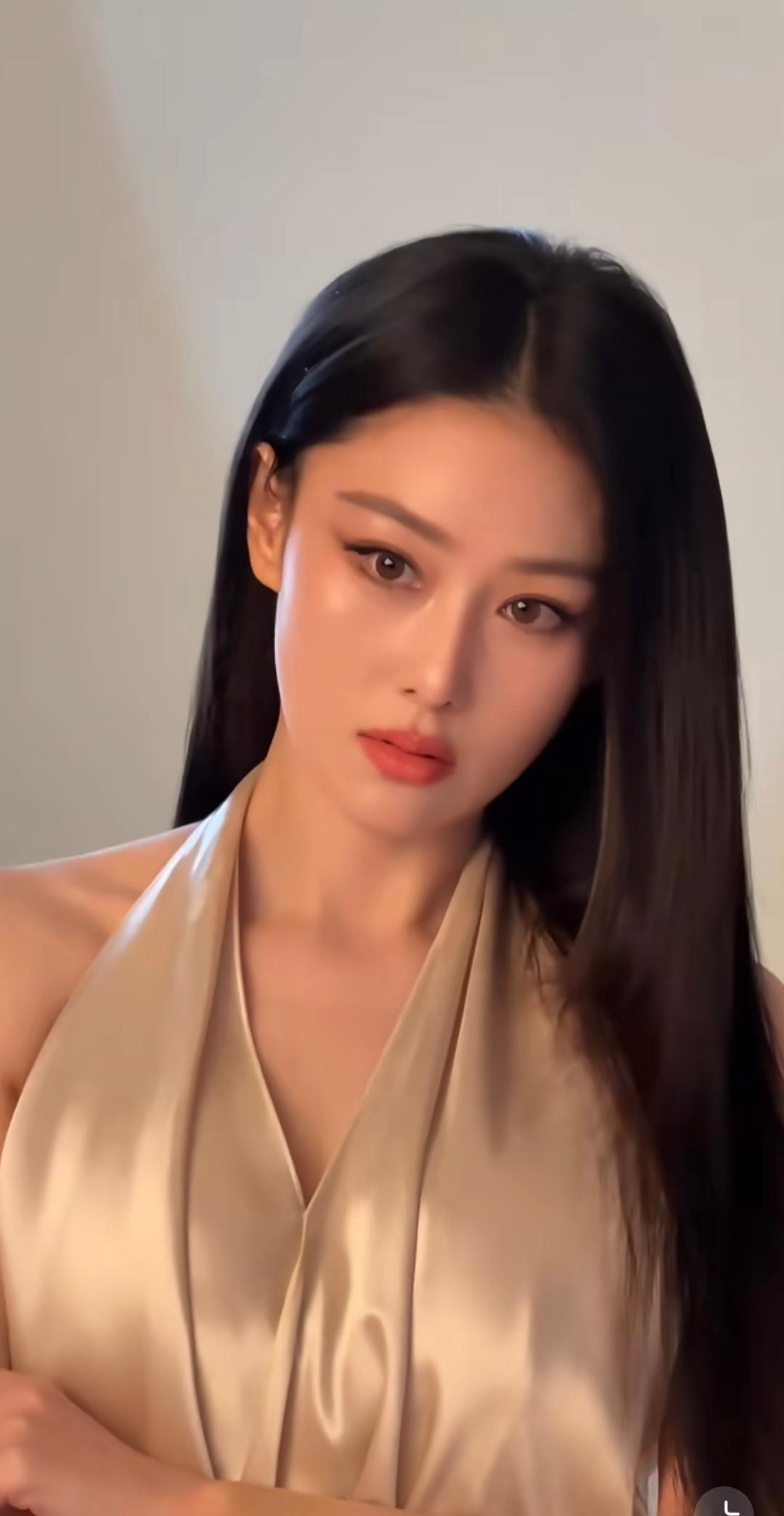 我妈眼光真是毒辣，
看了张馨予的消息，
她第一句话就是，找老婆千万要找这种，一看