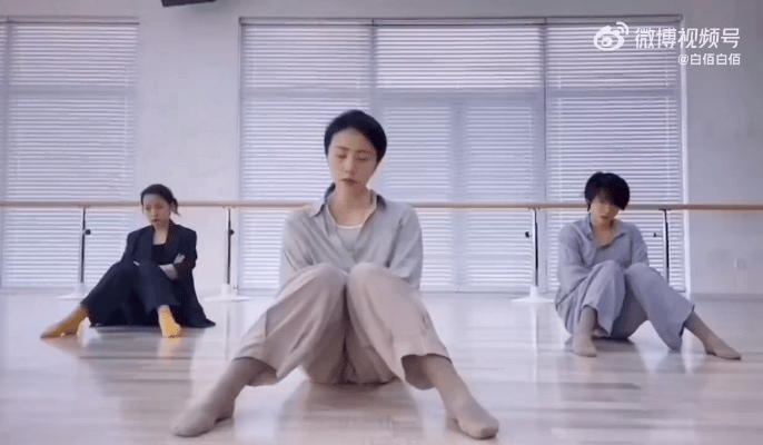#孙莉跳舞# 很想知道这是什么舞种，看起来像小长假之后第一天上班的状态，缺觉头疼