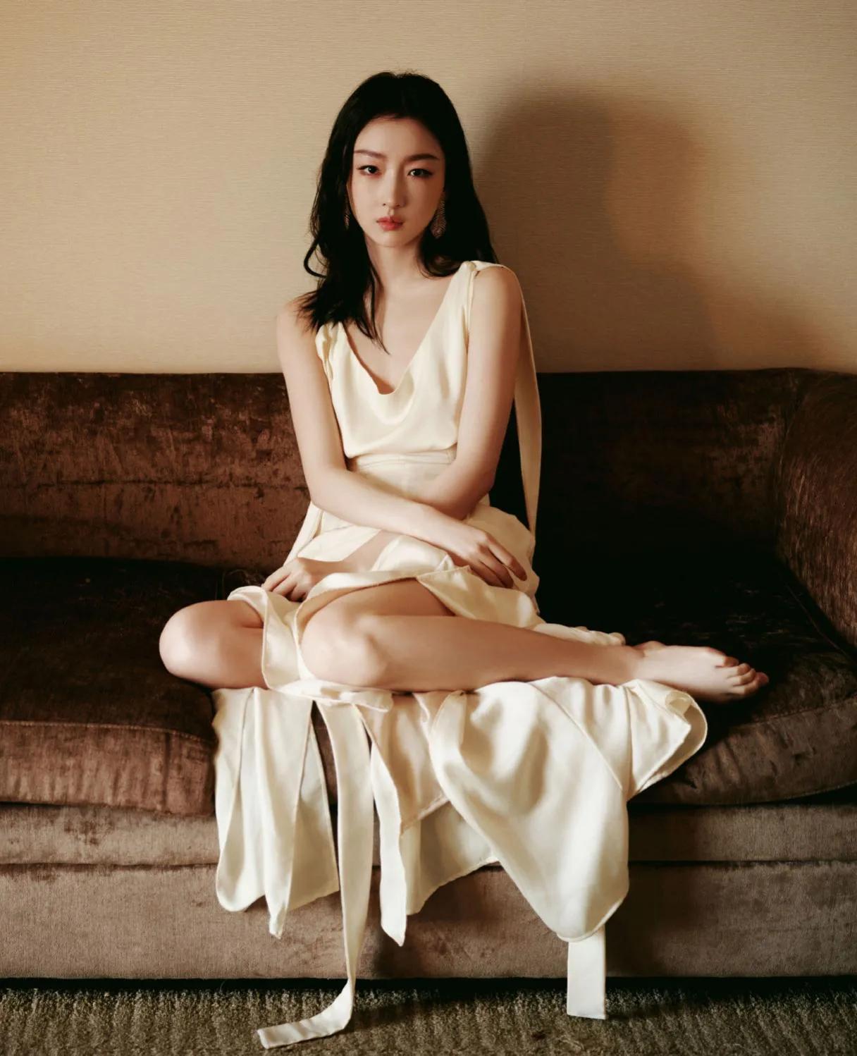 周冬雨惊艳深V长裙写真，大气时尚的纯白色配上显瘦性感的深v领，轻松打造出满满的高