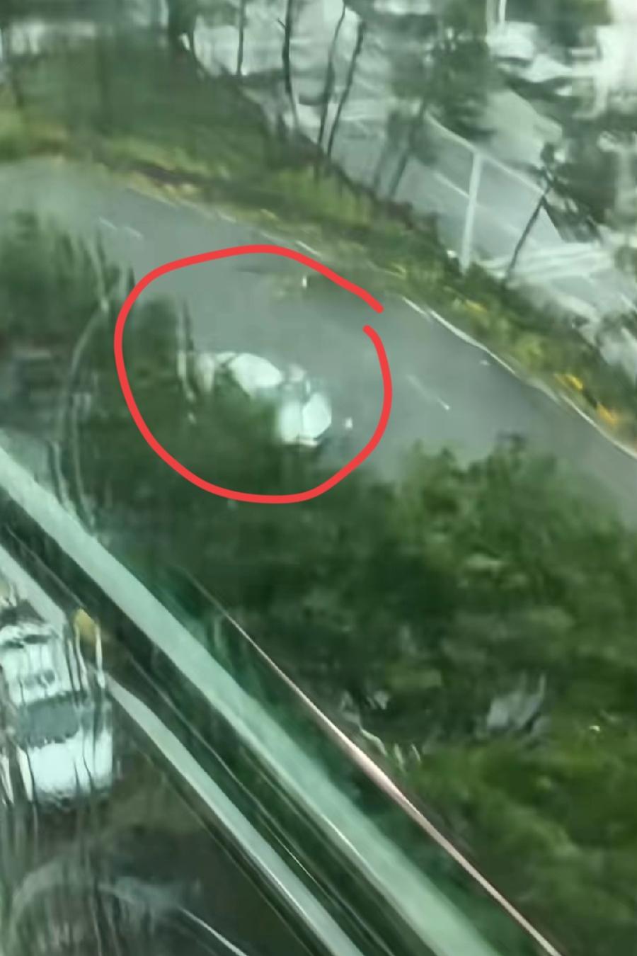 台风桦加沙登陆广东阳江，网友拍的视频里竟然有一台白色小轿车在风雨交加的马路上飞奔