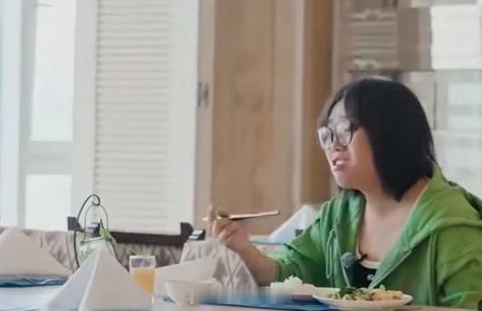#李雪琴在十天被孤立#大家都坐在一起进行着游戏细节的讨论，雪琴一个人坐在另外的一