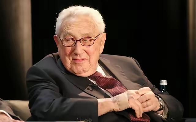 万万没想到，基辛格竟然预言俄乌冲突最先被耗干的，不是战火中的乌克兰，也不是受制裁