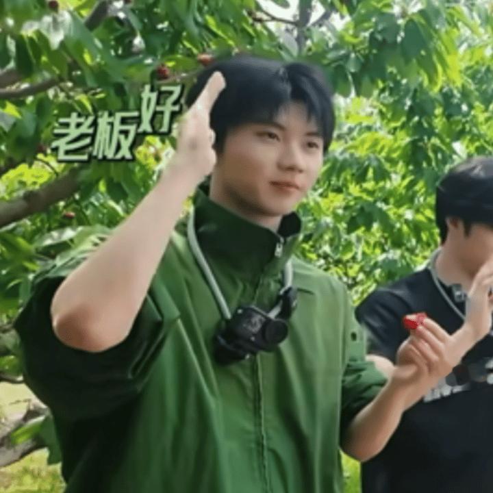 萌萌的看着你 