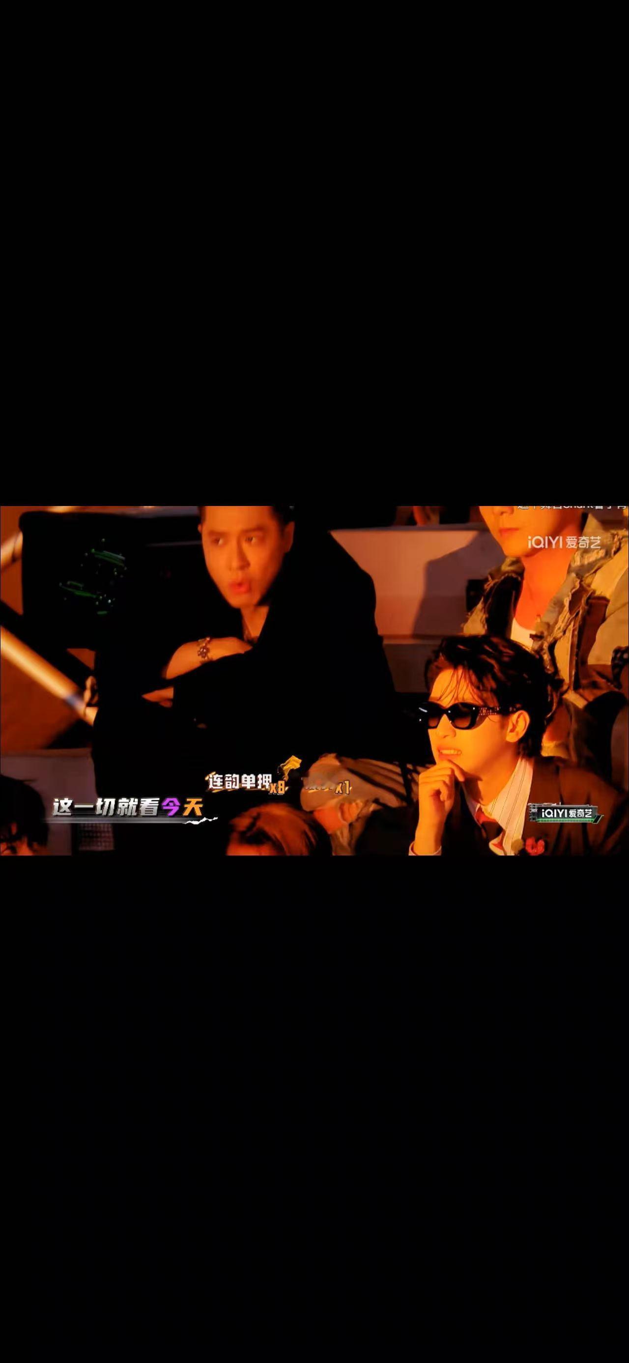 严浩翔看早安舞台的表情艾热说早安舞台太烂了舞台带来强烈的感官冲击，早安风格诡异的