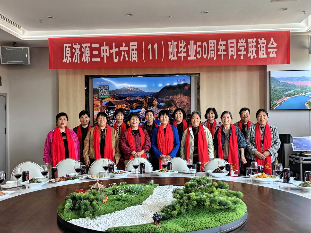 【原创作品】
排律•高中毕业五十周年寄同窗
          文/张和平
一别