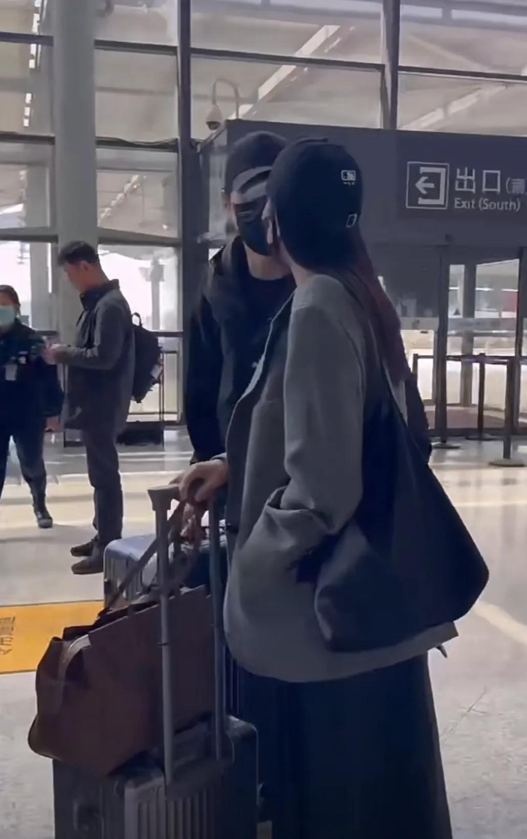 赵又廷和高圆圆两人同框现身机场，两人真的是娱乐圈的模范夫妻，结婚多年没有任何绯闻