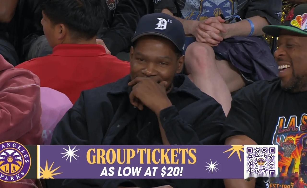杜兰特现身了！NBA官方分享动态：“火箭球星杜兰特现身洛杉矶观战火花对阵山猫。”