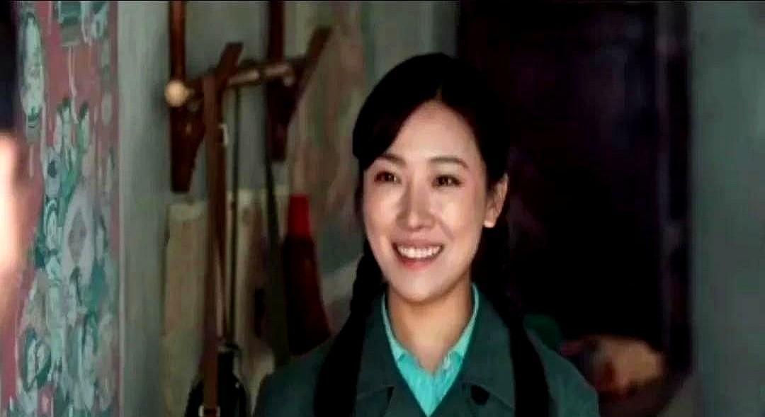 年代剧里演少年的，三十多了还穿校服，观众不骂，还追着看。
不是他们瞎，是那股子苦
