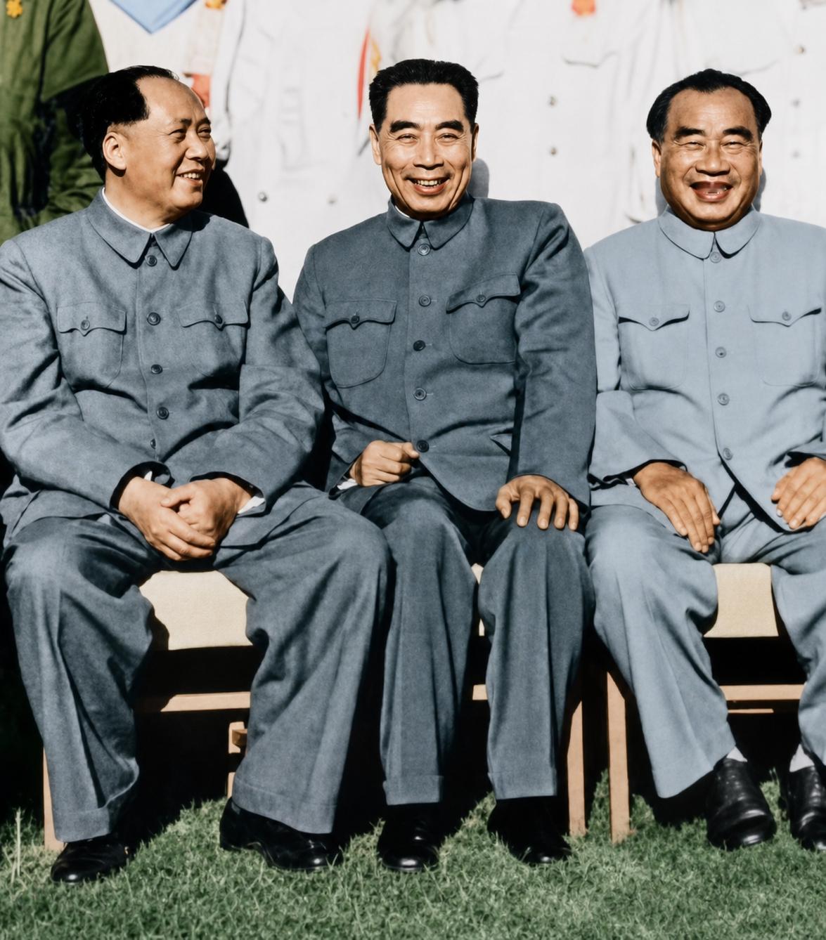 三位伟人的合照，他们共事一生，有着深厚的革命友谊，也都为中华民族的独立富强立下了