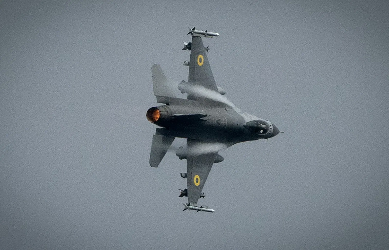 最近被网友拍到的乌克兰空军旗下F-16 ​​​