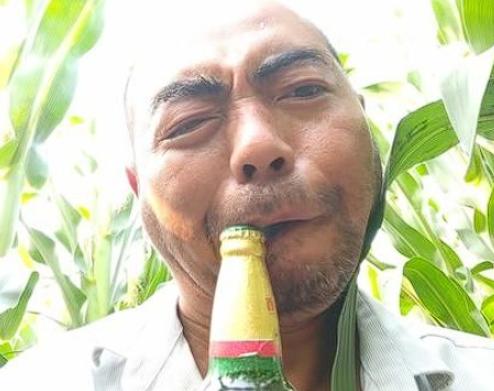 河南驻马店，老农在地里干完农活后，又累又渴，想着农村地处偏远，不会有交警，便拿出