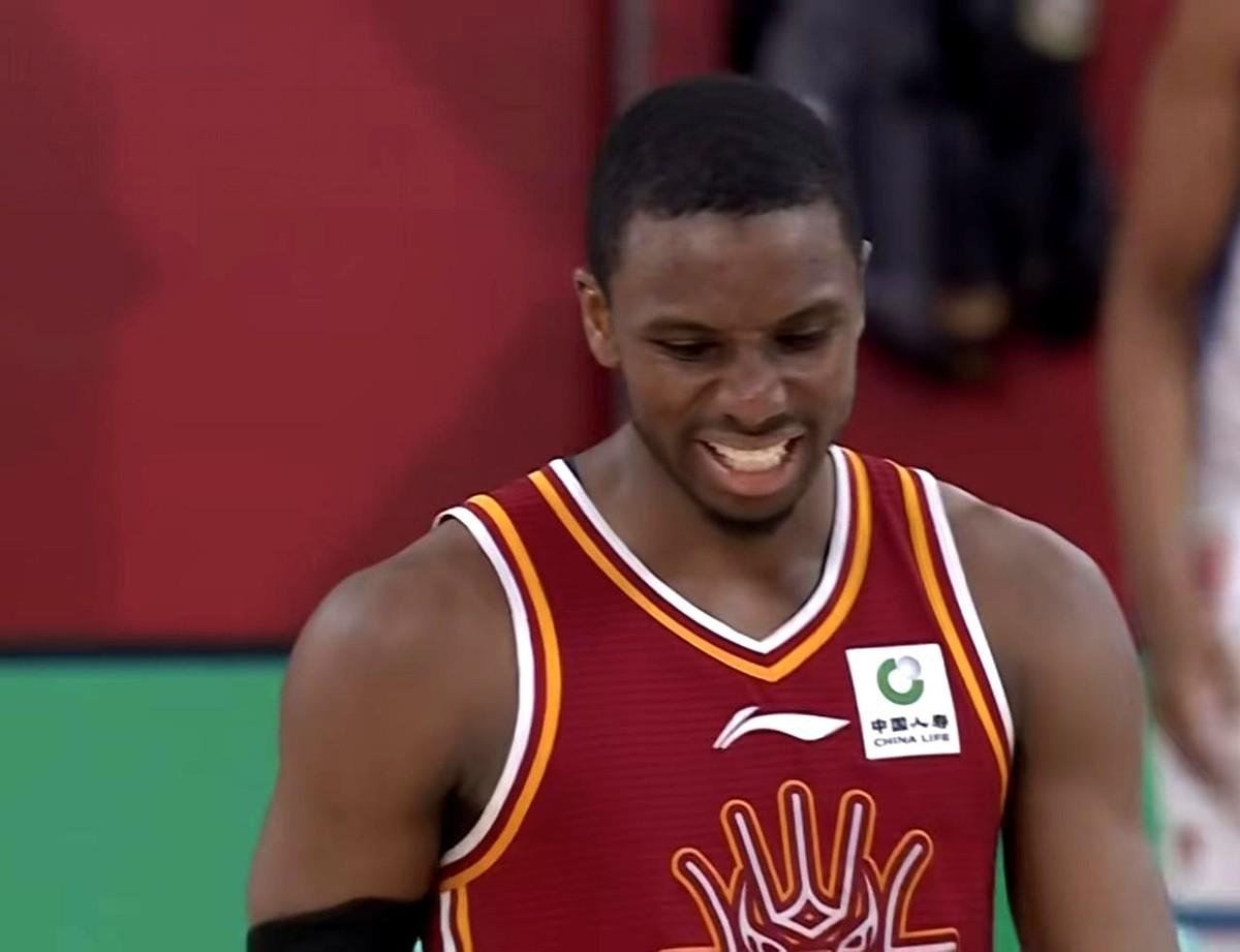 昨晚看山西赢新疆，我却看得心里发堵。
整场比赛，就看着迪亚洛像个孤勇者，一次次把