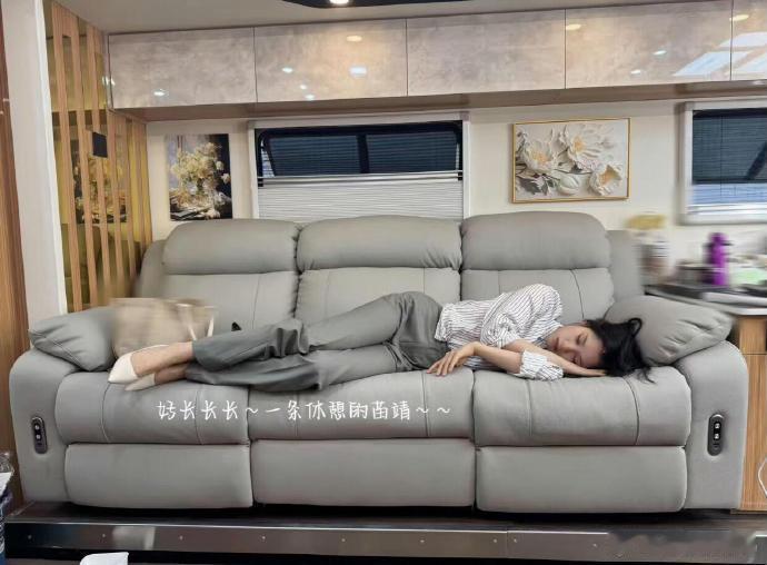 原来张婧仪这么高，看着真的好长一条！之前以为她挺小巧的，没想到她跟李峋在一起的时