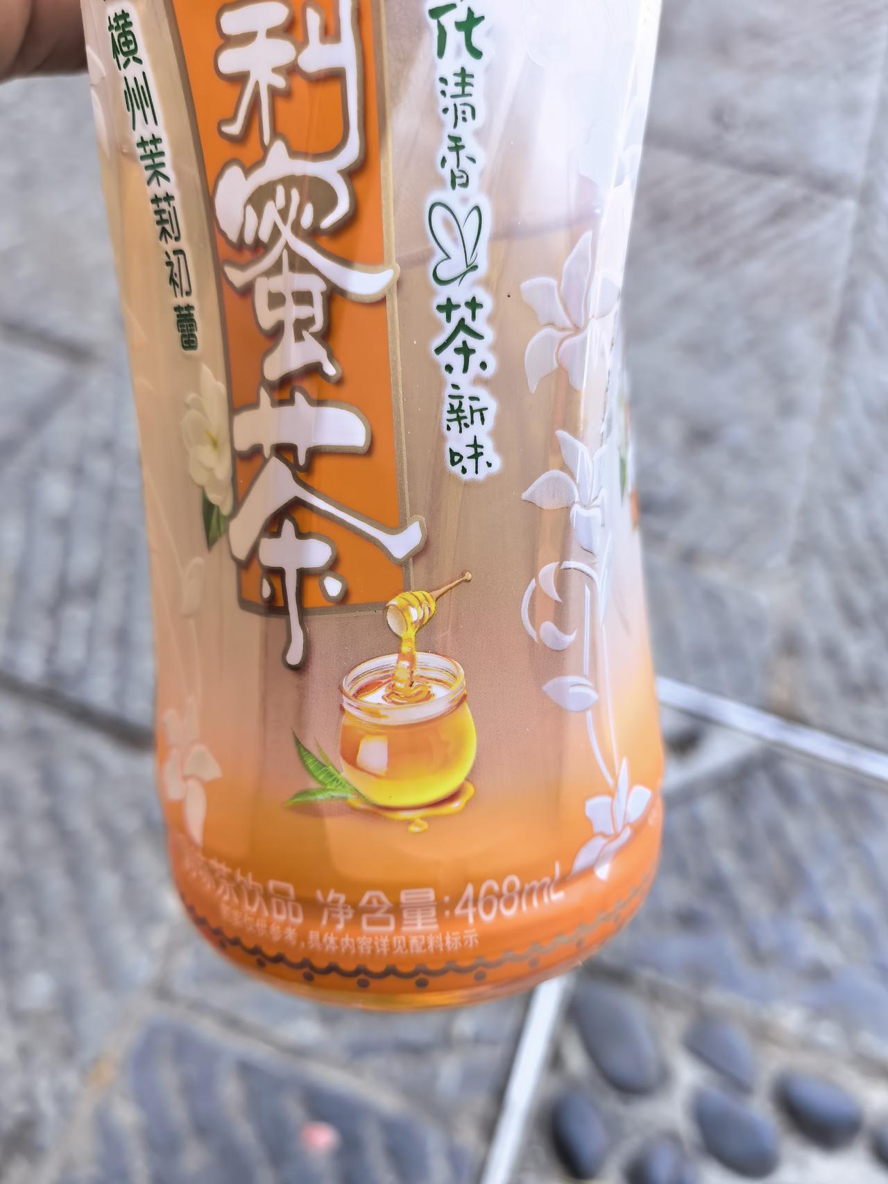 大家有没有发现这几年的这些饮料都在包装上做文章。五年前十年前那个时候都是500毫