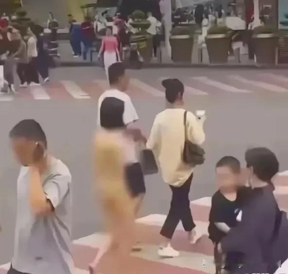 网传近日一女子在大街上跟男朋友争吵之后，不管不顾的脱掉自己的衣服、鞋子，走在大街
