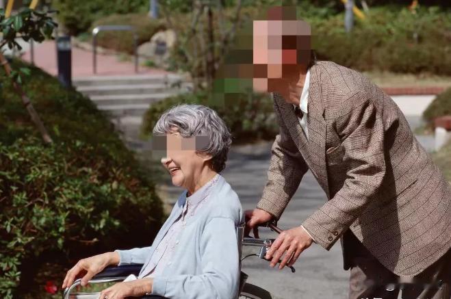 青海西宁，一男子照顾母亲多年，母亲去世后，男子发现其118万银行卡不翼而飞。不曾